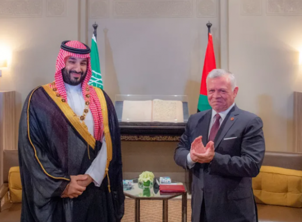 الملك يبحث مع ولي العهد السعودي أبرز مستجدات المنطقة