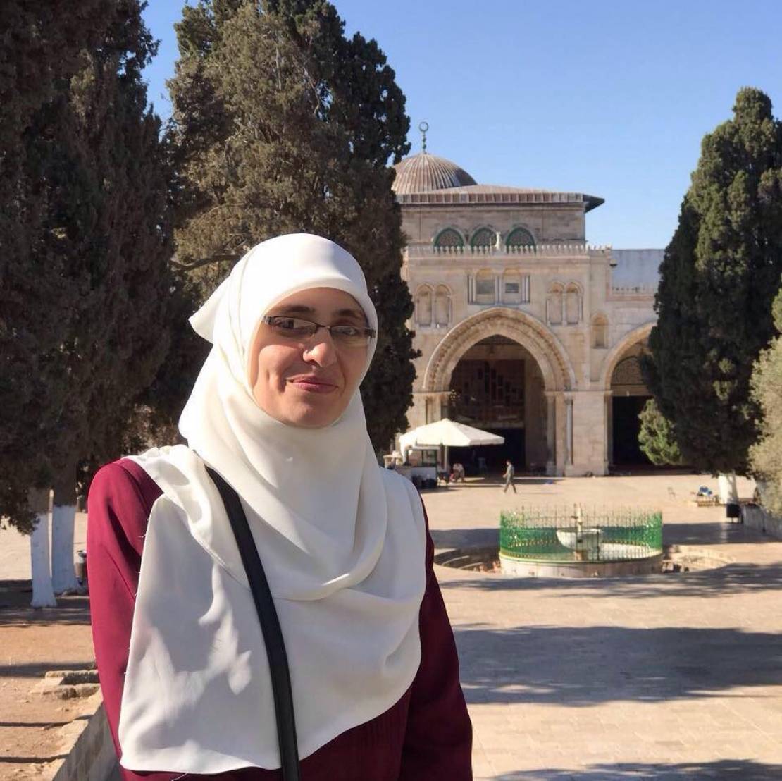 بالصور  ..  بعد اقتحام منزلها في القدس ..  الاحتلال يعتقل المعلمة هنادي الحلواني