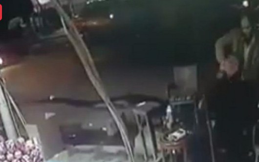 بالفيديو  ..  لحظة جز رقبة صاحب محل خمور في مصر بوسط الشارع (+18)