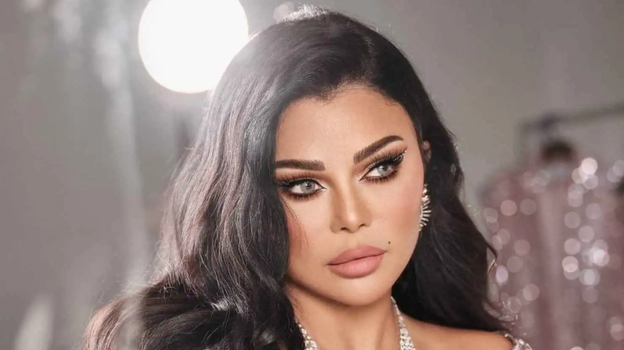 هيفاء وهبي تضحك بعد سقوطها على المسرح ..  ماذا حدث؟