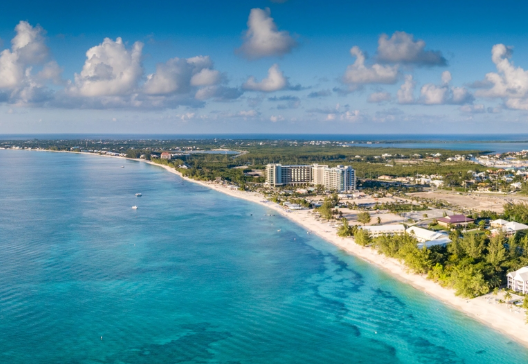 جزر كايمان: الهدوء الكاريبي وريادة المال والأعمال العالمية