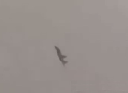 بالفيديو : لحظة قتل طيار سوري لمسلحين حاولوا اسقاط طائرته