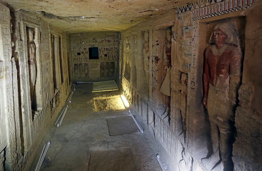 كنز أثري في منزل مصري ..  الأمن يضبط أكثر من 500 قطعة آثار بحوزة شخصين في المنيا