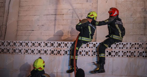 البحرين .. الدفاع المدني ينقذ 4 أشخاص ورضيعة تعرضت للاختناق إثر حريق بمبنى سكني في بني جمرة