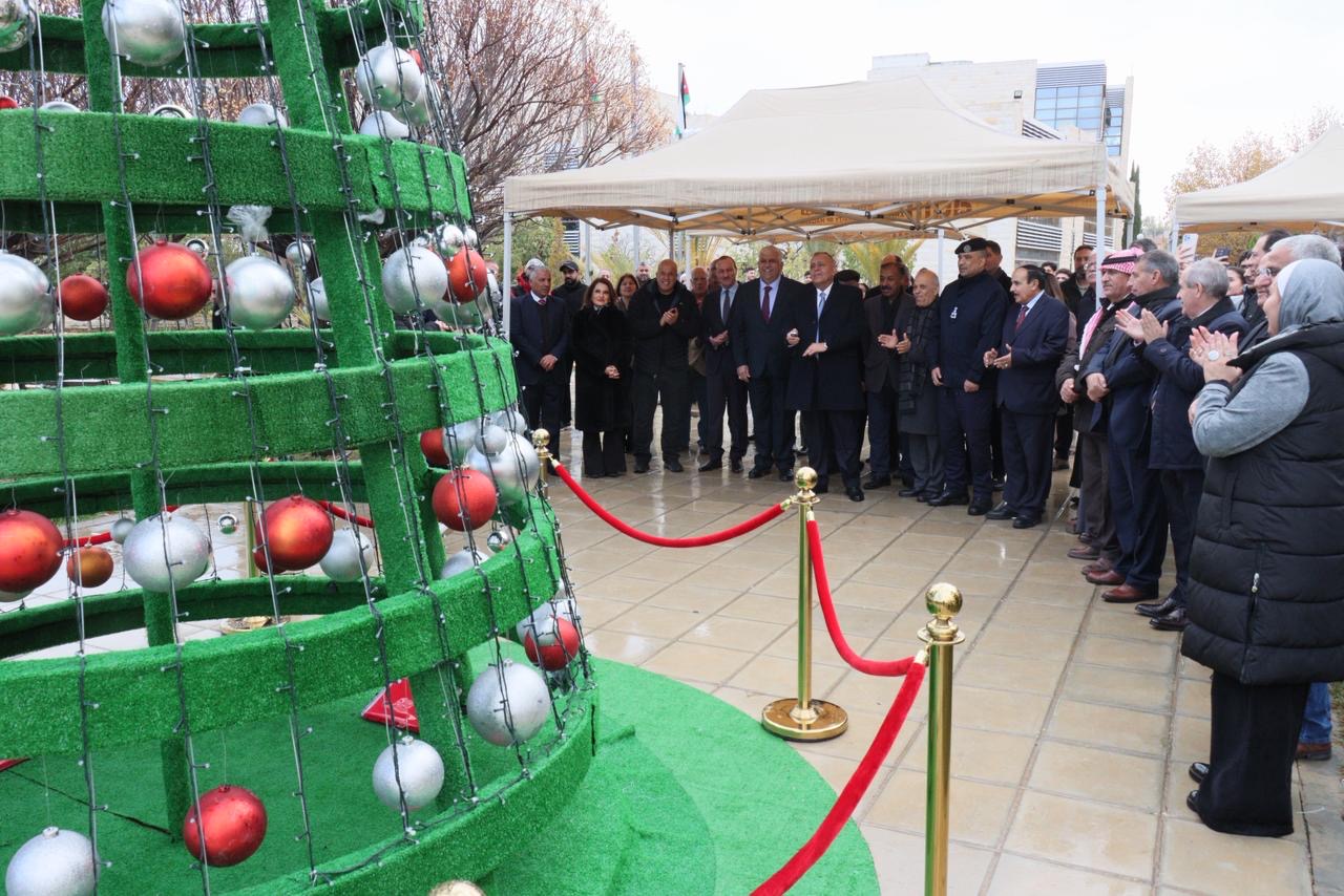 الجامعة الأميركية في مادبا تضيء شجرة عيد الميلاد