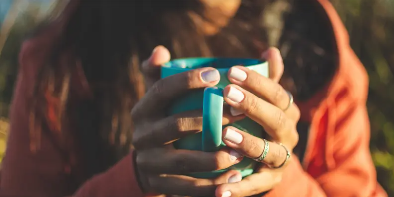 نصيحة علمية ..  عادات الشاي والقهوة قد تصيب النساء بهشاشة العظام