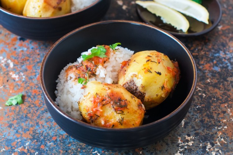 جربي محشي البطاطس بالأرز وقدميه ساخناً على السفرة