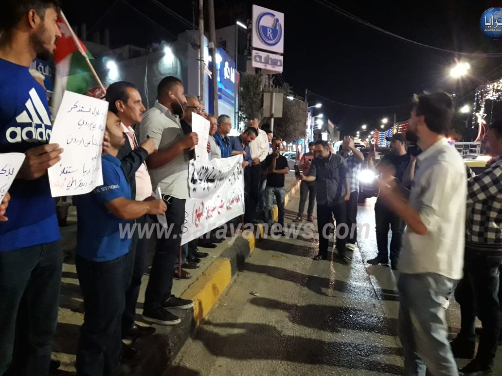 بالصور ..  وقفة احتجاجية أمام مبنى محافظة اربد للمطالبة بإصلاحات اقتصادية وسياسية 