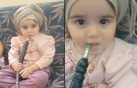 توجيه تهمة الاهمال لأم سعودية صورت طفلتها عبر "سناب شات" وهي تدخن الشيشة 