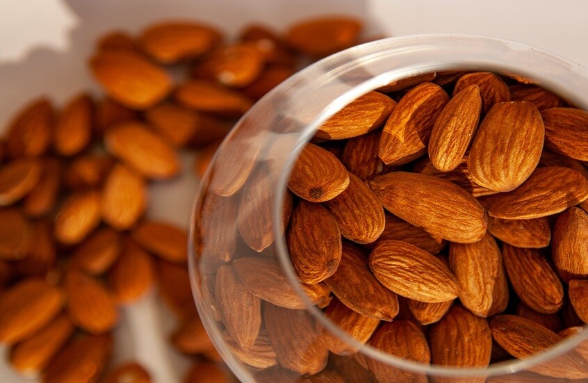 تجربة سريرية تظهر فوائد اللوز للمصابين بالسمنة