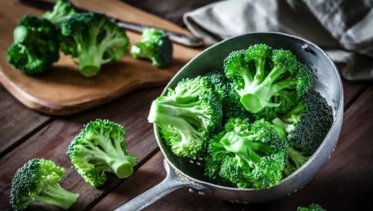 البروكلي «الخضار الخارق»  ..  غني بالألياف والفيتامينات وخيار مثالي للتحكم بالوزن