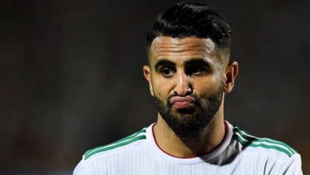 "عقوبة قاسية" لمشجع التقط صورة "سيلفي" بجانب محرز