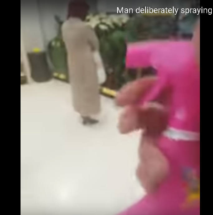 بالفيديو  ..  لحظة "اعتداء" رجل على مسلمة بمادة كيميائية في ايطاليا 