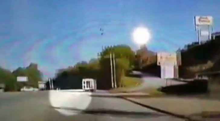 بالفيديو  ..  سقوط طفلة من حافلة المدرسة في امريكا