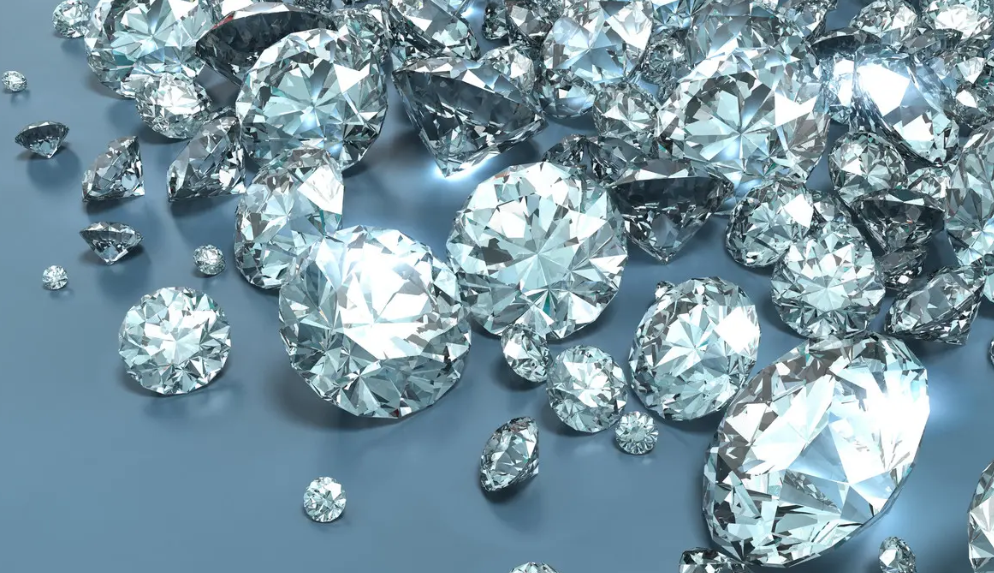 هل يكون الألماس بديلا للاستثمار  مع ارتفاع أسعار الذهب عالميًا ؟ ..  خبير اقتصادي يجيب 