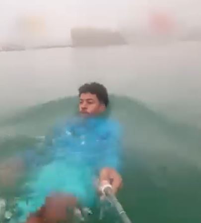 شاب مغربي يعبر البحر سباحةً إلى إسبانيا ويوثق رحلته بسيلفي - فيديو