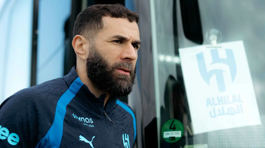 لماذا غادر كريم بنزيما معسكر الهلال السعودي؟