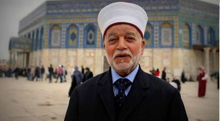 الاحتلال يُسلّم مفتي القدس قرارا بالإبعاد عن المسجد الأقصى أسبوعا قابلا للتجديد