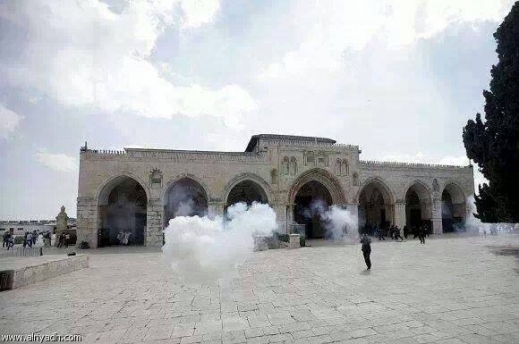 بالصور : اعتقالات وإصابات بمواجهات بالأقصى