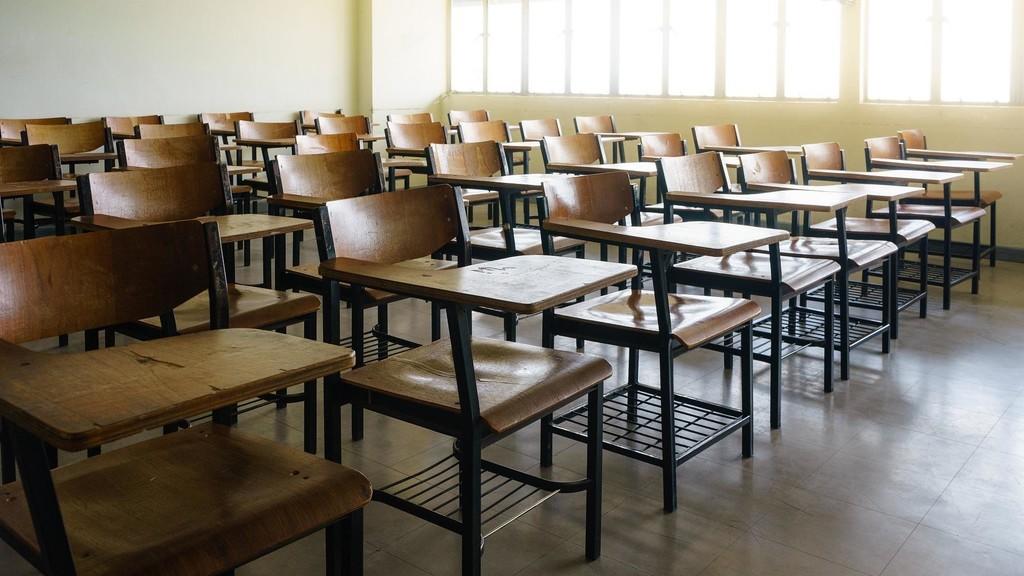 "التشريع والرأي" : حضور المعلم إلى المدرسة وامتناعه عن التدريس يعتبر تغيباً