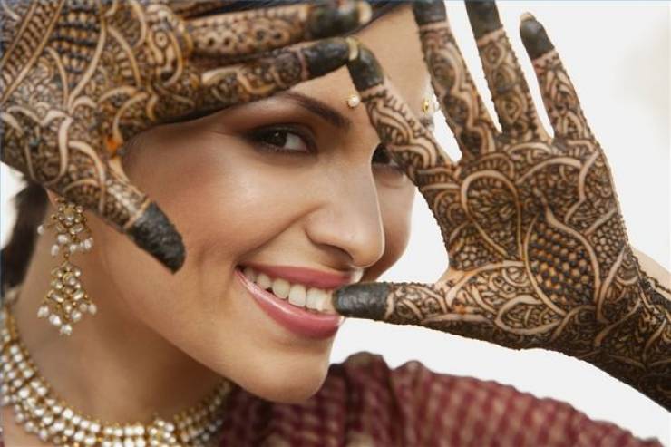 لماذا حذّرت سلطنة عُمان النساء من استخدام الحناء السوداء؟!