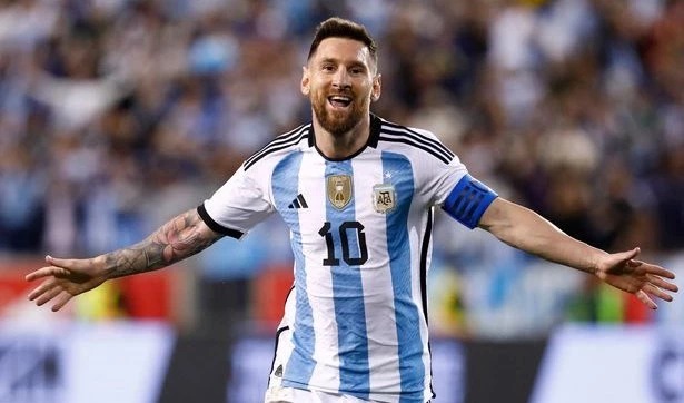 رونالدو: سأكون سعيدا إذا توج ميسي بكأس العالم