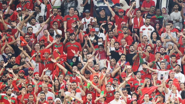 جمهور المغرب يهز مدرجات ملعب البيت بهتاف "لا إله إلا الله" بحضور ماكرون (فيديو)