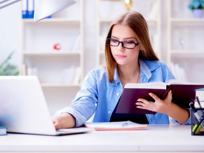 أشعر بالضيق والنوم عند المذاكرة، فكيف أتخلص من ذلك؟