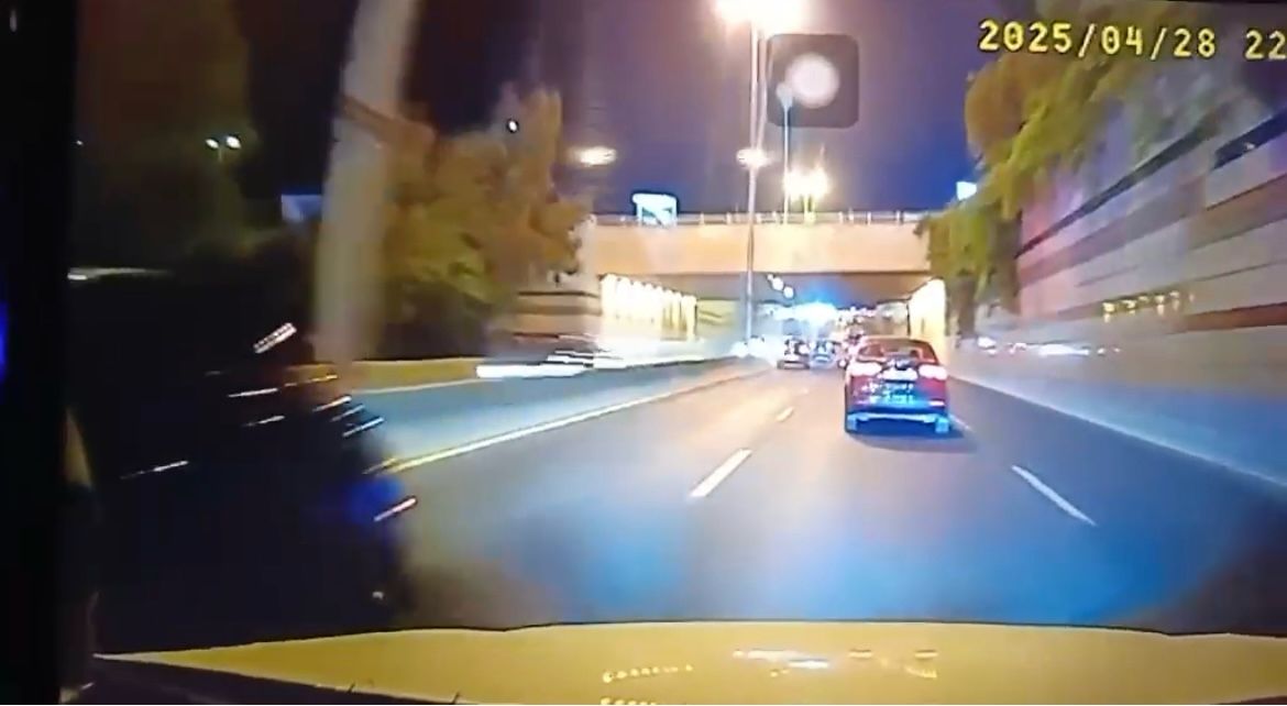 بالفيديو ..  مركبات تسير بسرعة جنونية قرب دوار الشعب في عمان ومواطنون ينتقدون