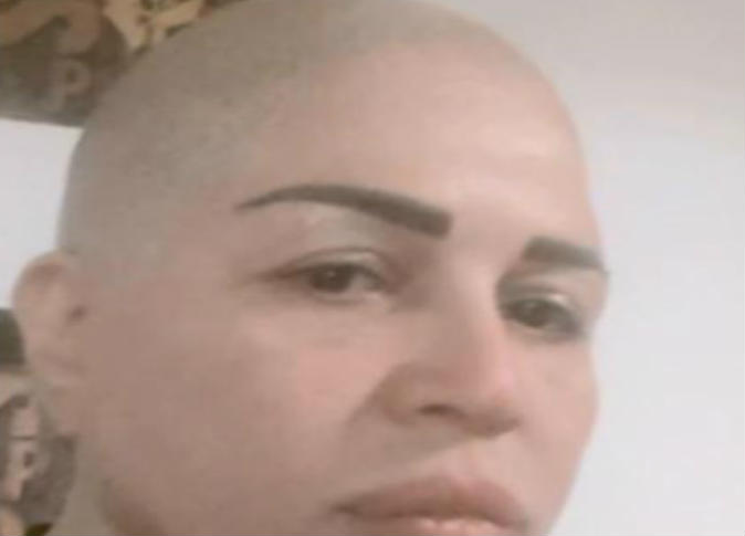 بالفيديو ..  إلهام شاهين تحلق شعرها «على الزيرو»