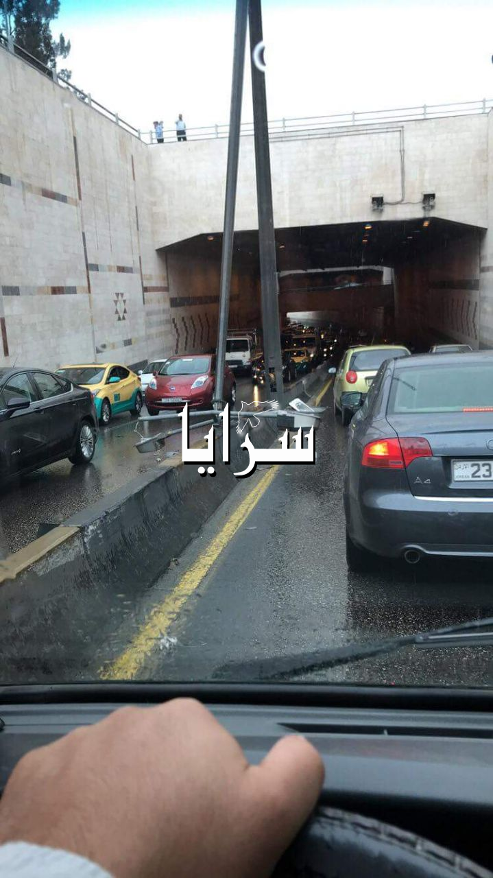  بالصور  ..  عمان : سقوط عمود بنفق الرابع يتسبب بازمة سير خانقة 