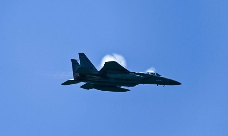 صحيفة "لوموند" الفرنسية: إقالات داخل القيادة العسكرية الأمريكية عقب إسقاط مقاتلة في إيران 