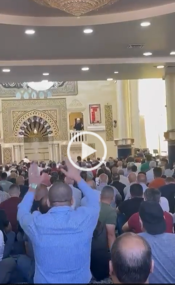 بالفيديو  ..  مصلون يعترضون على خطبة الجمعة في الخليل