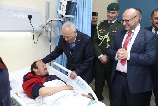 بتوجيهات ملكية  ..  العيسوي يطمئن على مواطن اصيب بشظايا صاروخ