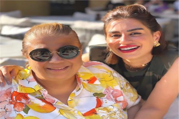 إصابة والدة منة فضالي بكسر في الذراع ..  وتطلب من جمهورها الدعاء