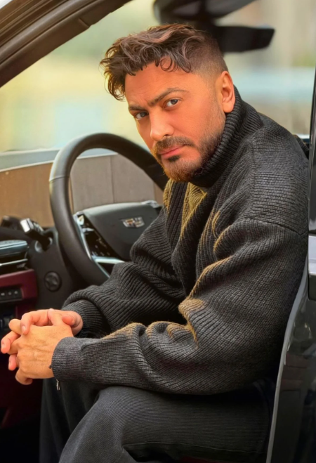 بالفيديو ..  والدة تامر حسني تشعل مواقع التواصل بعد ظهورها معه في إعلانه الجديد  