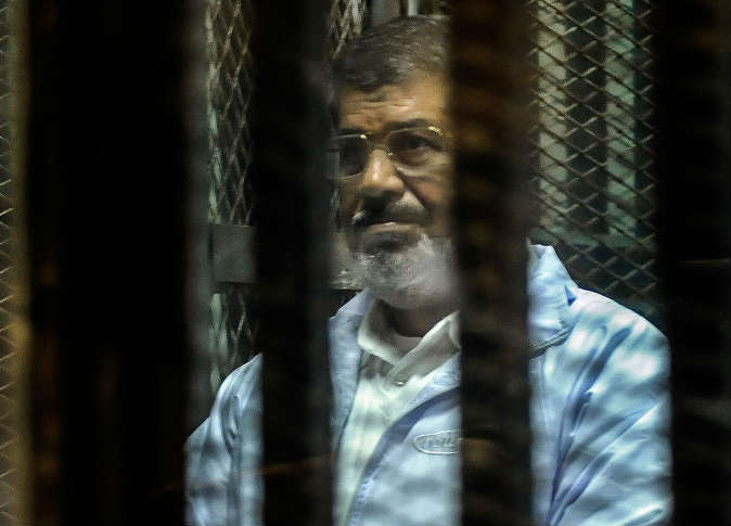 قاضي مصري : مرسي مدلل بسجنه والدليل صحن الفواكه