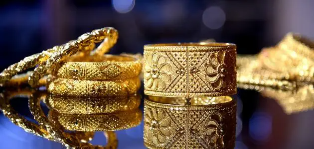 تفسير رؤية أمي تعطيني أساور ذهب في المنام للبنت العزباء
