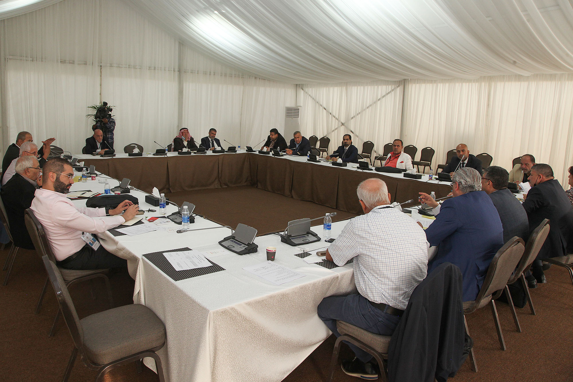 الكشف لأول مرة عن كواليس تشكيل "اللجنة الملكية"  ..  ماهي حكاية "الورقة البيضاء" و "قروب الواتساب"؟