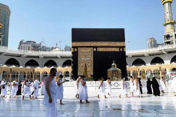 السعودية تستقبل السبت أول أفواج المعتمرين القادمين من الخارج