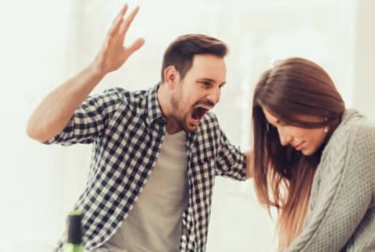 زوجي عصبي وحاد الطباع، فكيف أتعامل معه؟