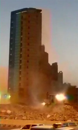 بالفيديو ..  لحظة انهيار أحد الابراج في مكة واصابة 3 اشخاص