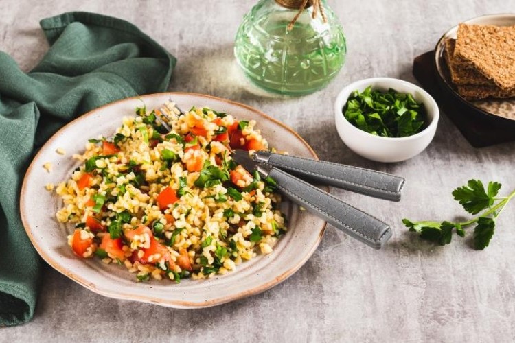 سلطة التبولة بالبرغل والطماطم والبقدونس