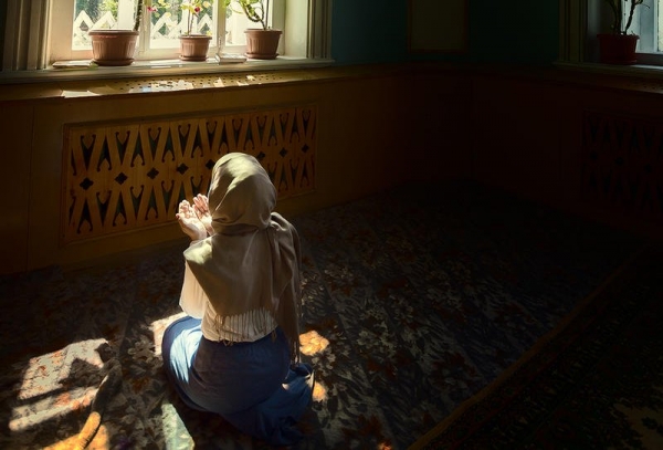 ما حكم اعتكاف المرأة في المسجد في العشر الأواخر من رمضان؟