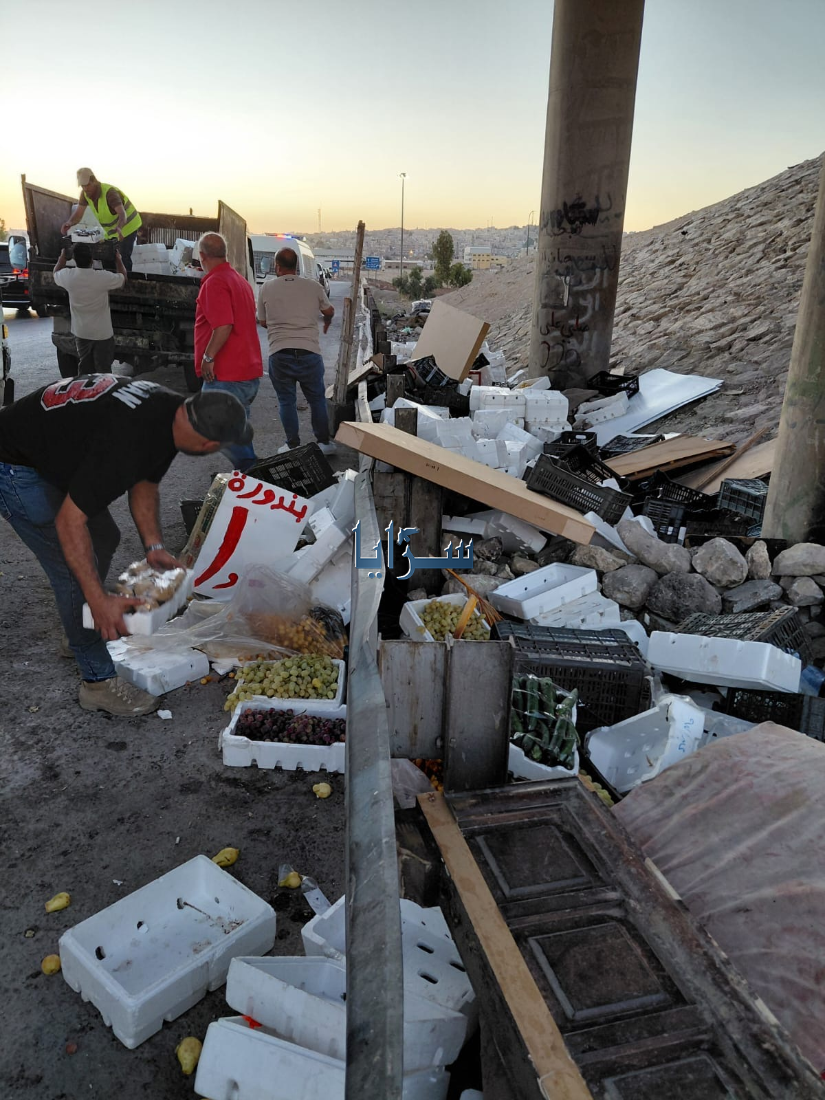 بالفيديو والصور ..  بلدية الزرقاء تنفذ حملة لإزالة المعرشات قرب جسر الكلية العسكرية