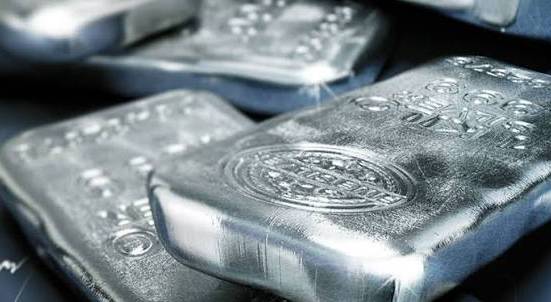 انخفاض العقود الآجلة للفضة بـ 2.2% ترقبا لاجتماع الاحتياطي الفيدرالي