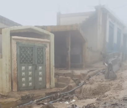 من أمام مسجد العراق الكبير في الكرك… مياه الأمطار تغمر الشارع وتعيق الحركة - فيديو