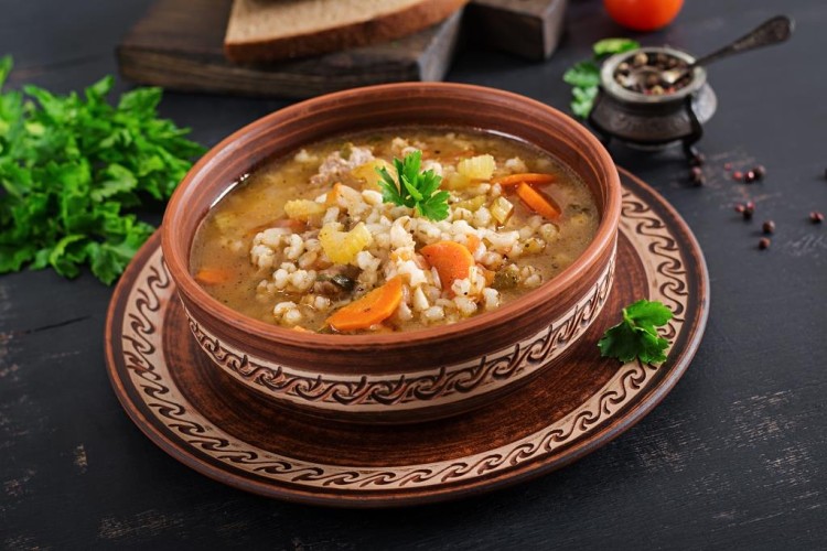 شوربة العدس البني والأعشاب البرية