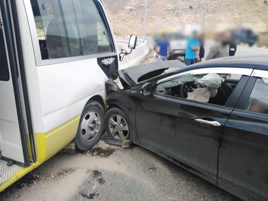 إصابة 11 شخصا إثر حادث تصادم بين حافلة ومركبة بإربد