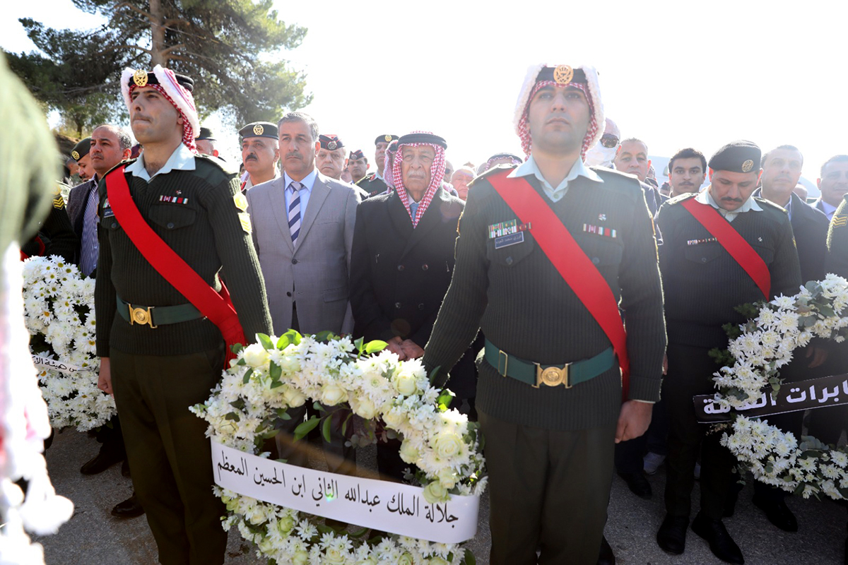 الأردنيون يشيعون رئيس الوزراء الأسبق علي أبو الراغب